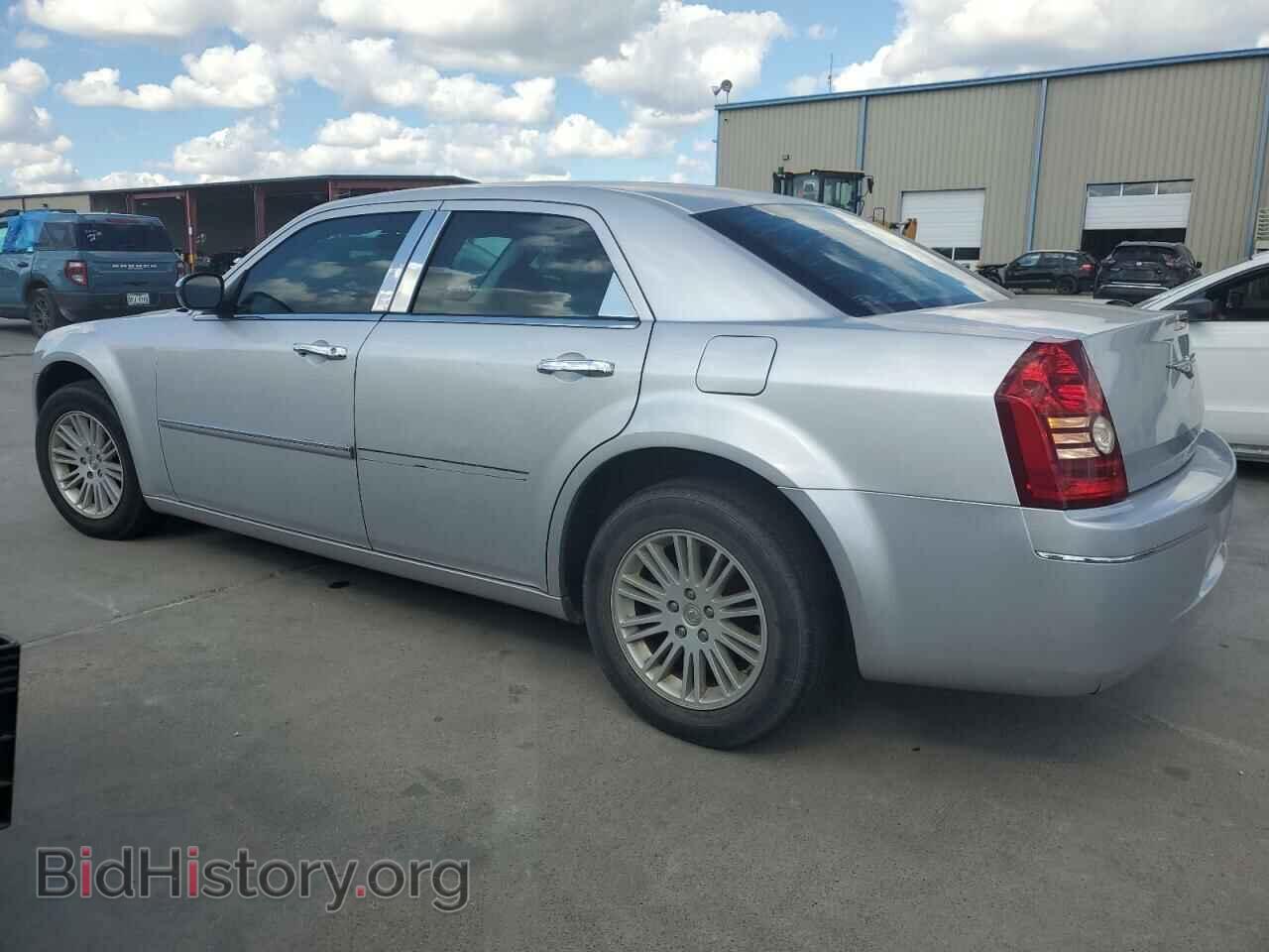 2010 CHRYSLER 300 - VIN: 2C3CA5CVXAH320054 - Фото 2