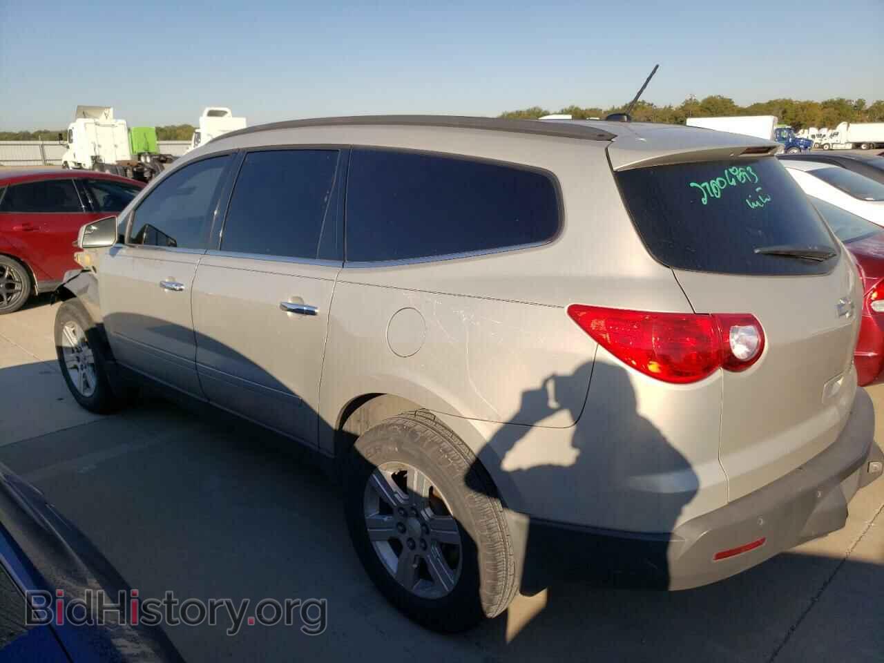 2011 CHEVROLET TRAVERSE - VIN: 1GNKRGEDXBJ299519 - Фото 2