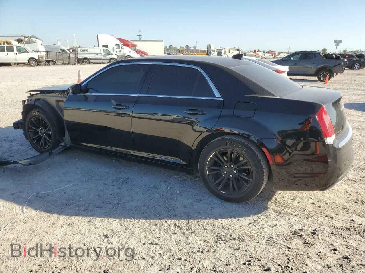 2019 CHRYSLER 300 - VIN: 2C3CCAAG0KH679423 - Фото 2