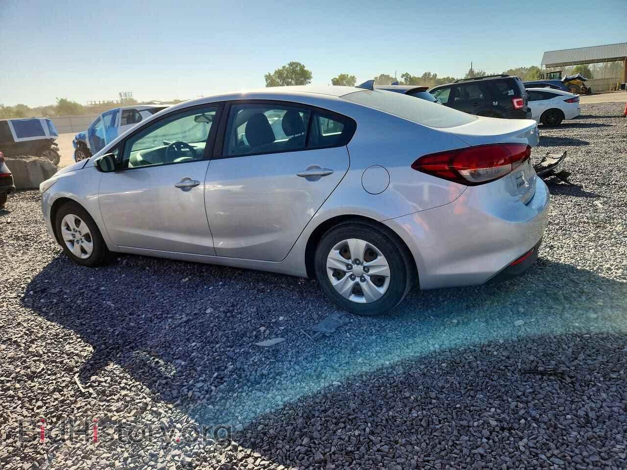 2017 KIA FORTE - VIN: 3KPFK4A72HE045404 - Photo 2