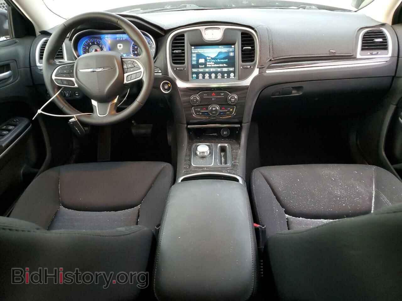 2019 CHRYSLER 300 - VIN: 2C3CCAAG4KH733287 - Фото 8