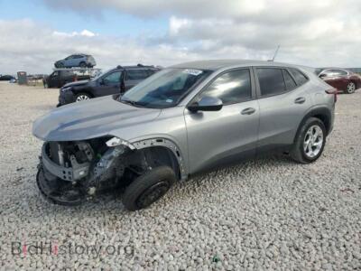 2024 Chevrolet TRAX LS, серебристый — VIN KL77LFE26RC014030, Copart