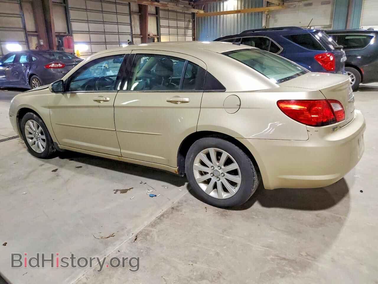 2010 CHRYSLER SEBRING - VIN: 1C3CC5FD5AN133440 - Фото 2