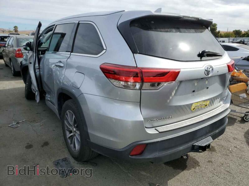 2018 Toyota HIGHLANDER (VIN 5TDKZRFH7JS543733) — фото 2 из 13