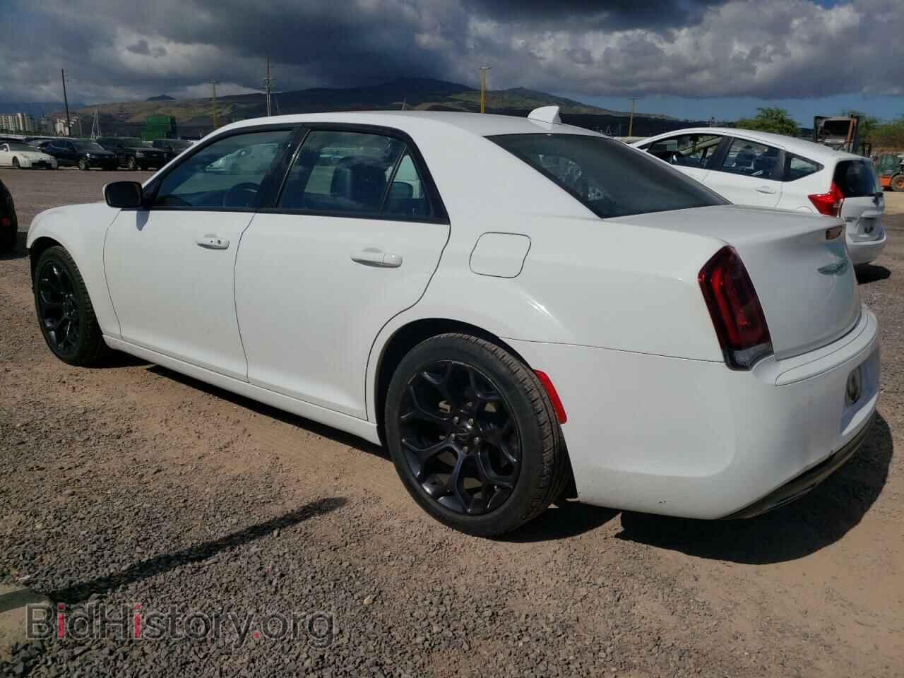2019 CHRYSLER 300 - VIN: 2C3CCABG8KH562963 - Фото 2