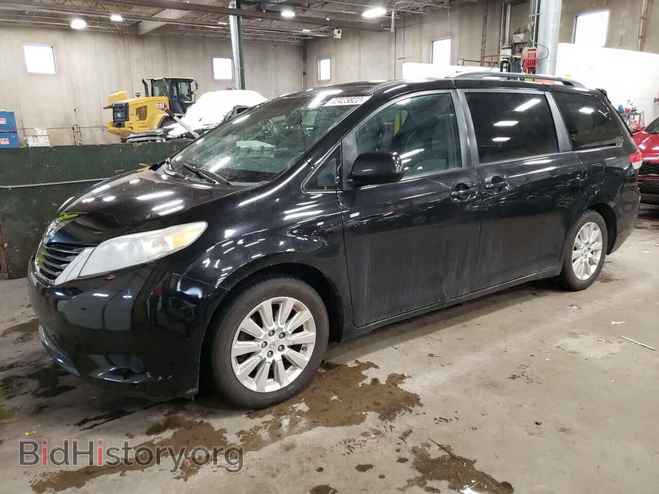 Photo 5TDJK3DC3BS004502 - TOYOTA SIENNA 2011