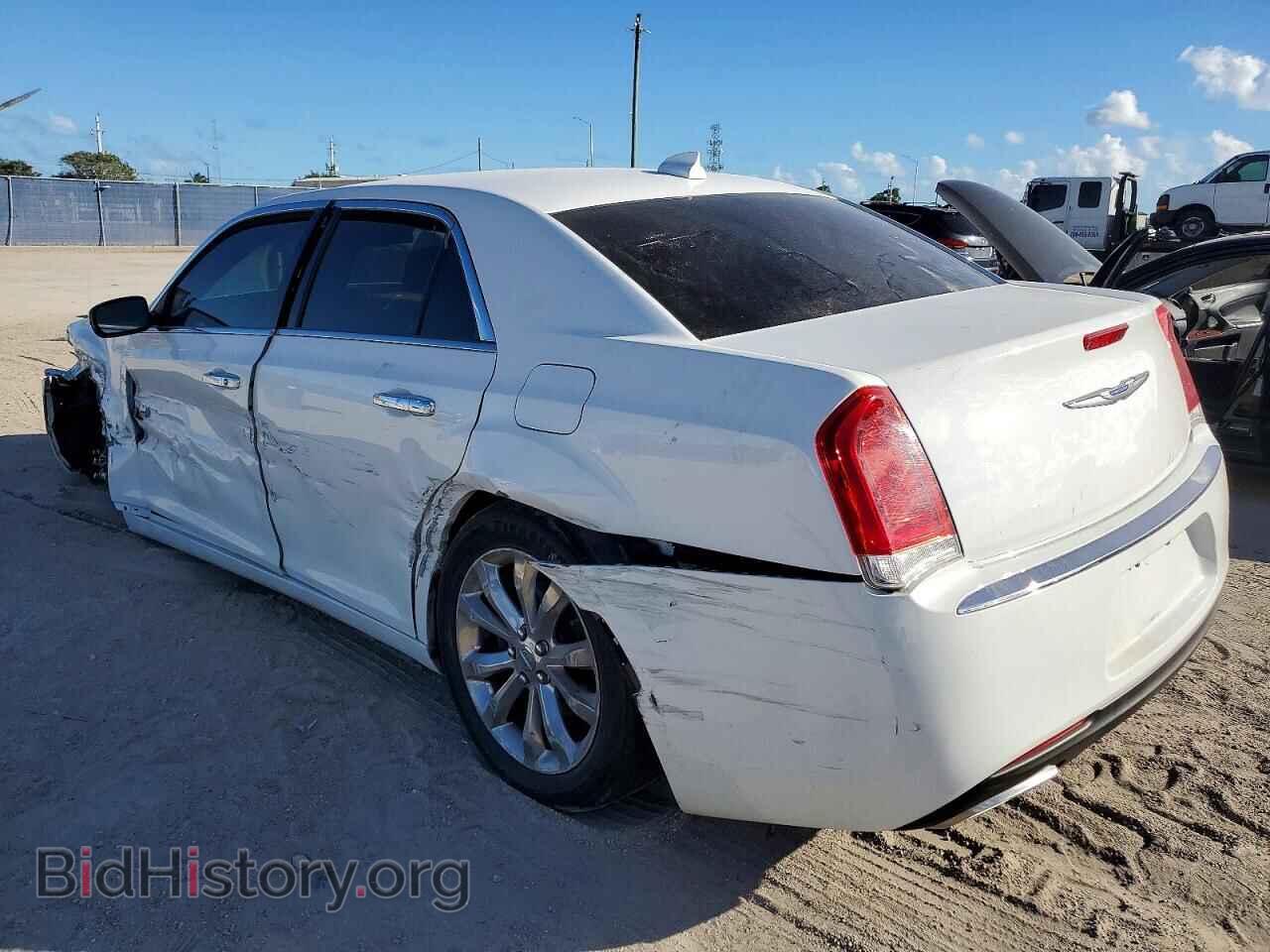 2019 CHRYSLER 300 - VIN: 2C3CCAKG6KH704520 - Фото 2