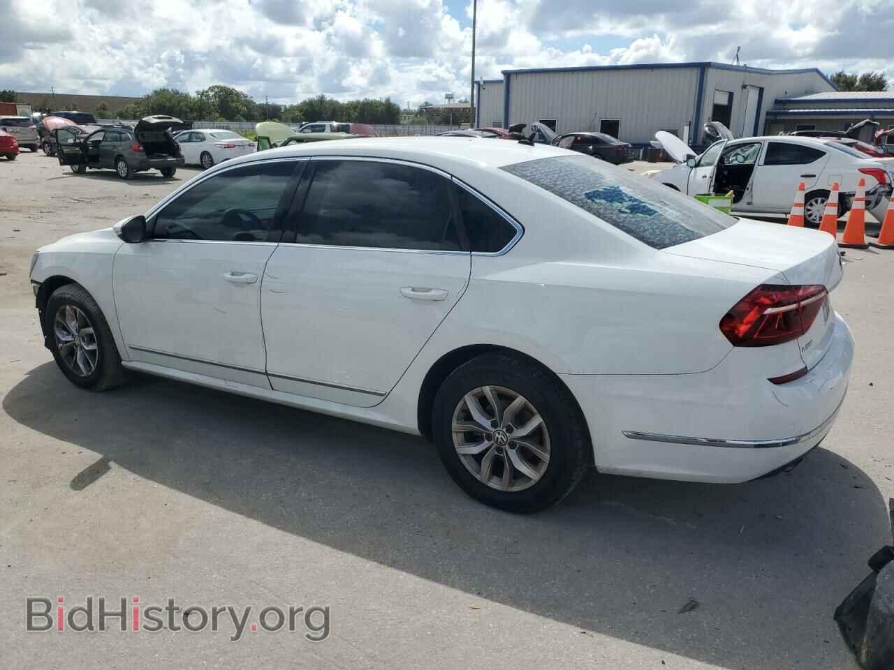 2017 VOLKSWAGEN PASSAT - VIN: 1VWAT7A37HC028169 - Фото 2