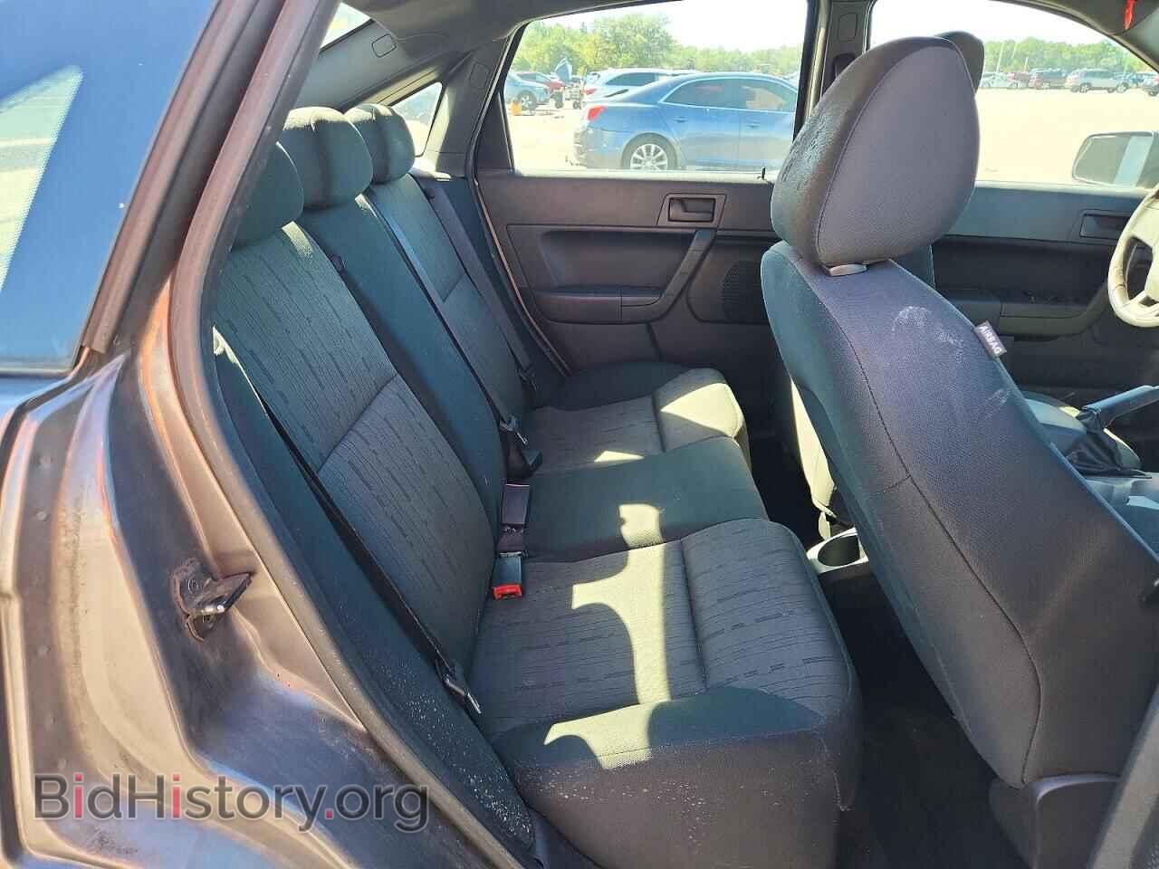 2010 Ford FOCUS (VIN 1FAHP3FN0AW201517) — photo 10 of 12