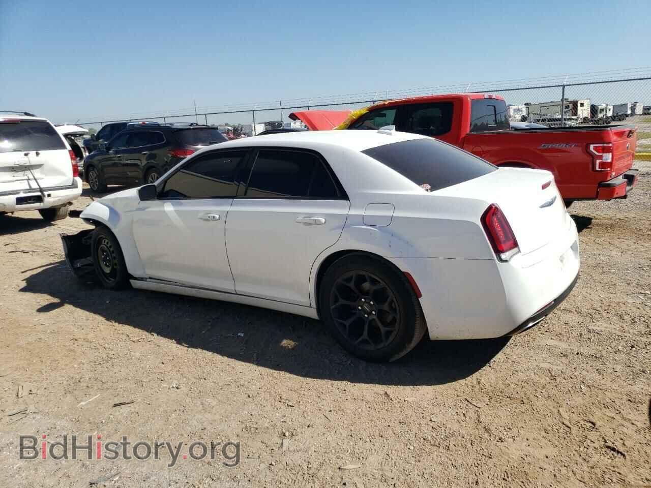 2019 CHRYSLER 300 - VIN: 2C3CCABG0KH686516 - Фото 2