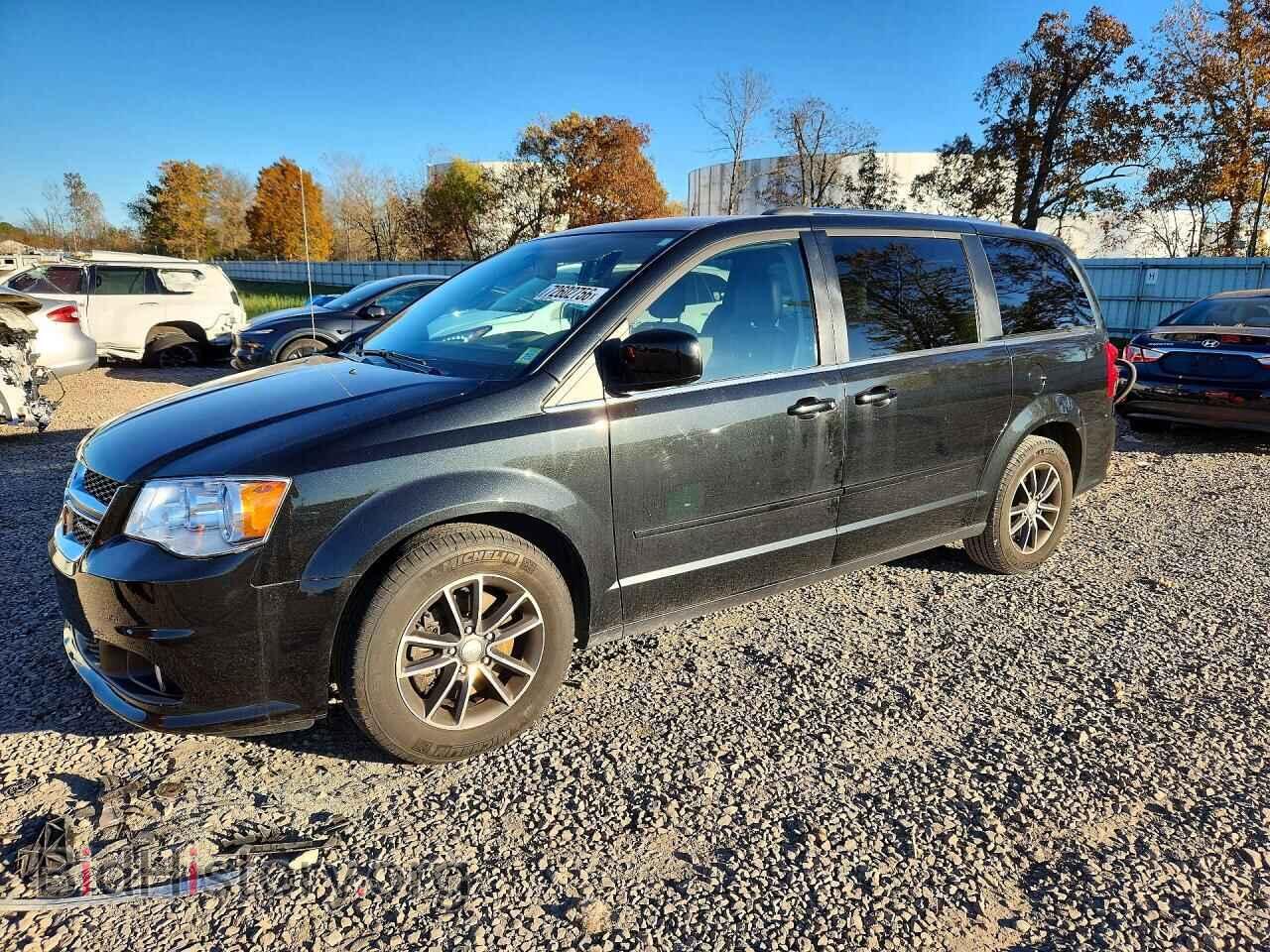 2017 Dodge CARAVAN SXT (VIN 2C4RDGCG5HR631728) — фото 1 из 13, Copart, повреждение: передняя часть