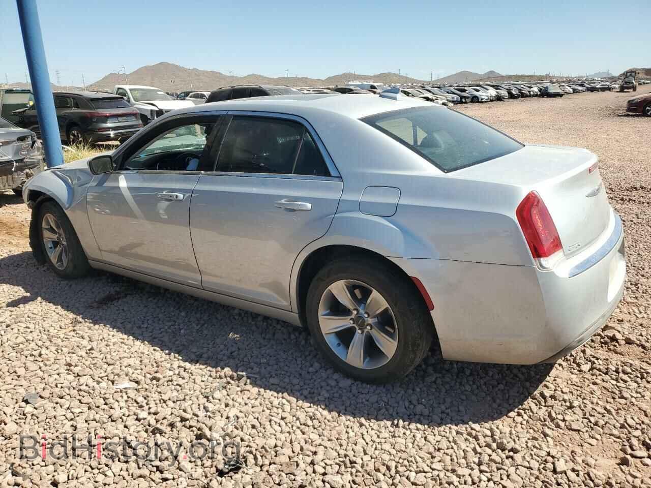2019 CHRYSLER 300 - VIN: 2C3CCAAG0KH745887 - Фото 2