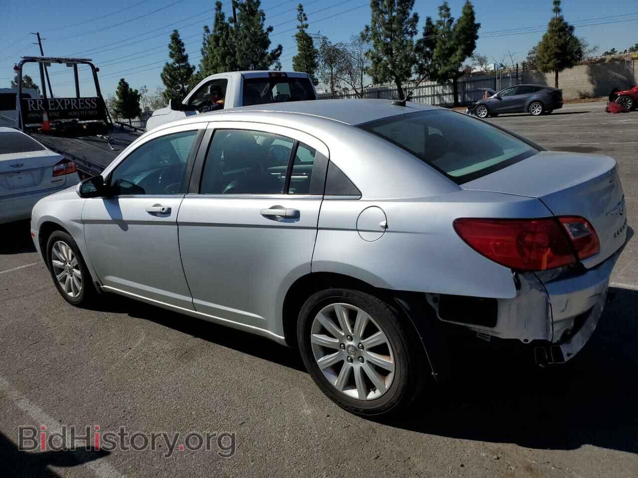 2010 CHRYSLER SEBRING - VIN: 1C3CC5FB2AN208335 - Фото 2