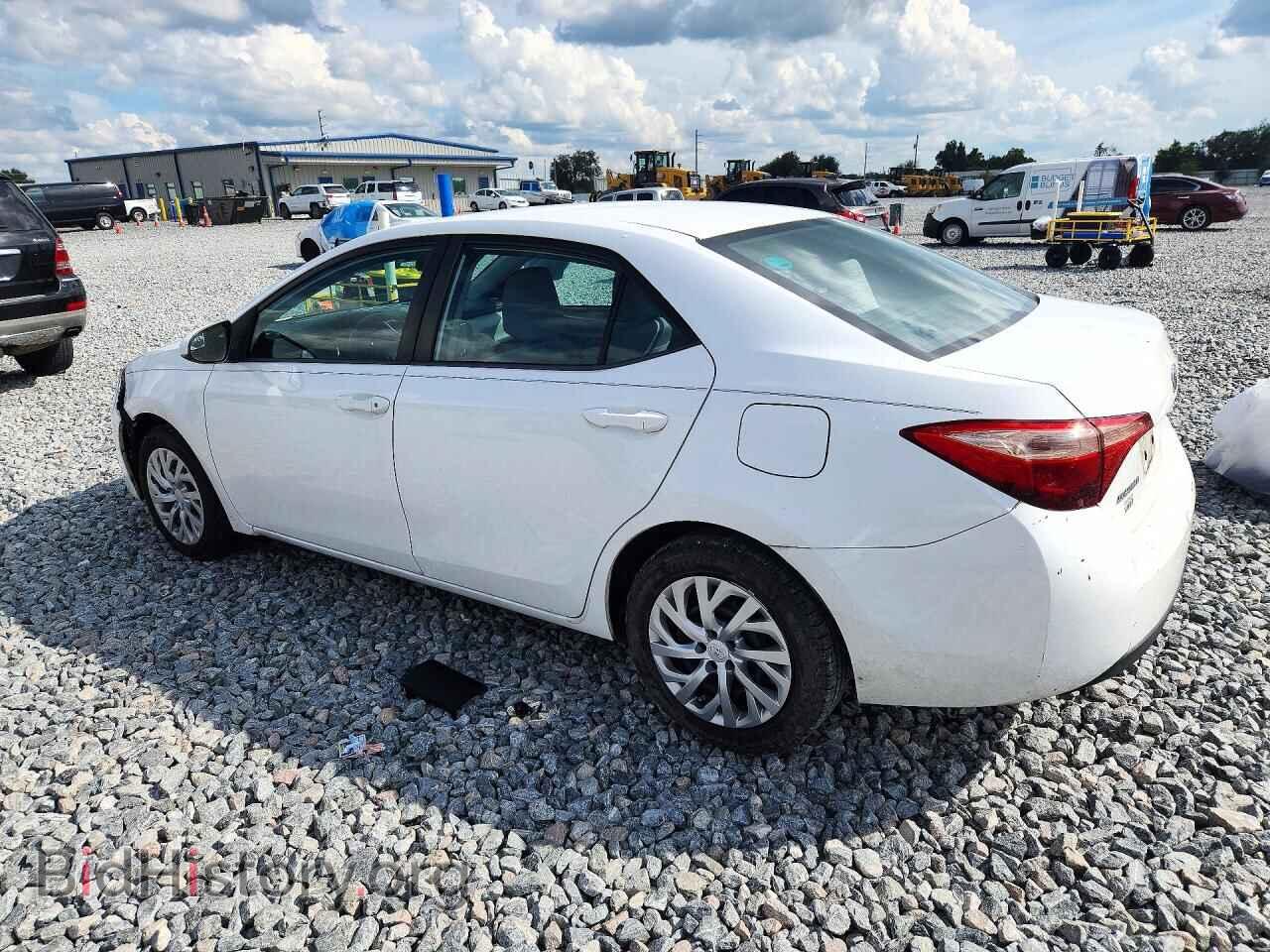 2018 TOYOTA COROLLA - VIN: 5YFBURHE0JP825657 - Фото 2