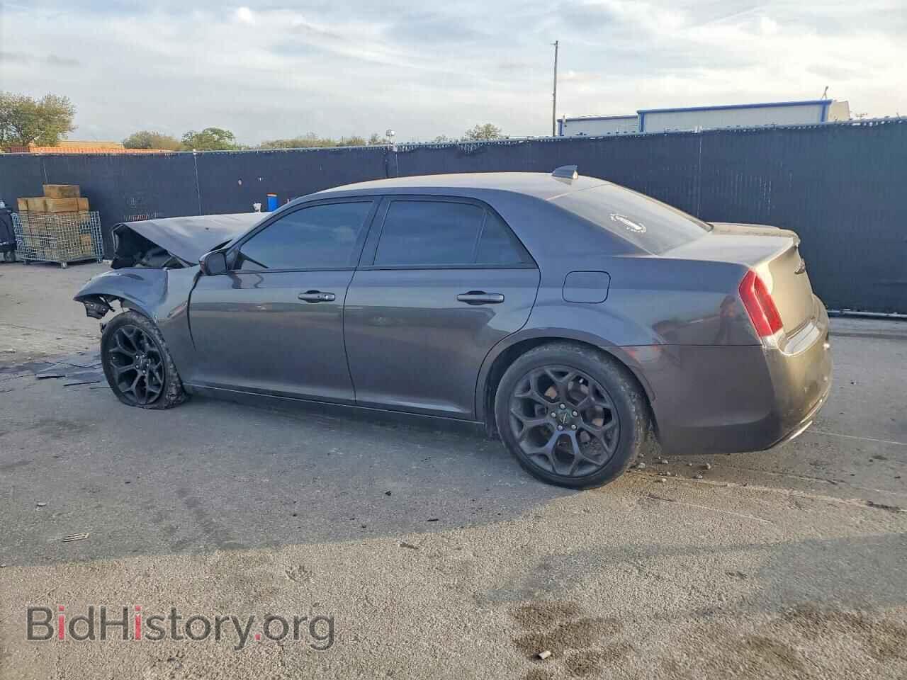 2019 CHRYSLER 300 - VIN: 2C3CCABG0KH536020 - Фото 2
