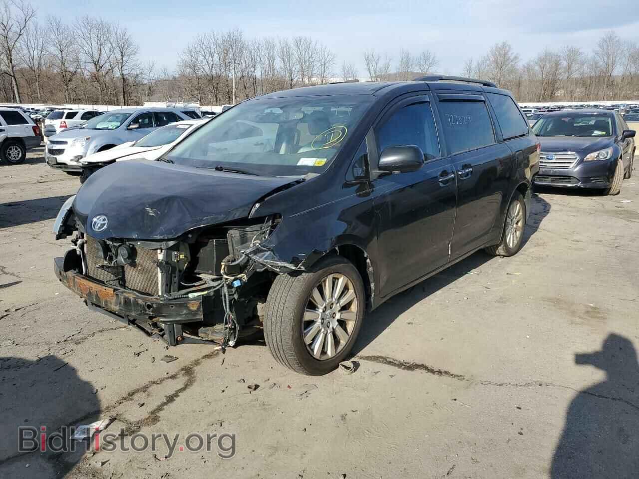 Photo 5TDDK3DC9BS026498 - TOYOTA SIENNA 2011