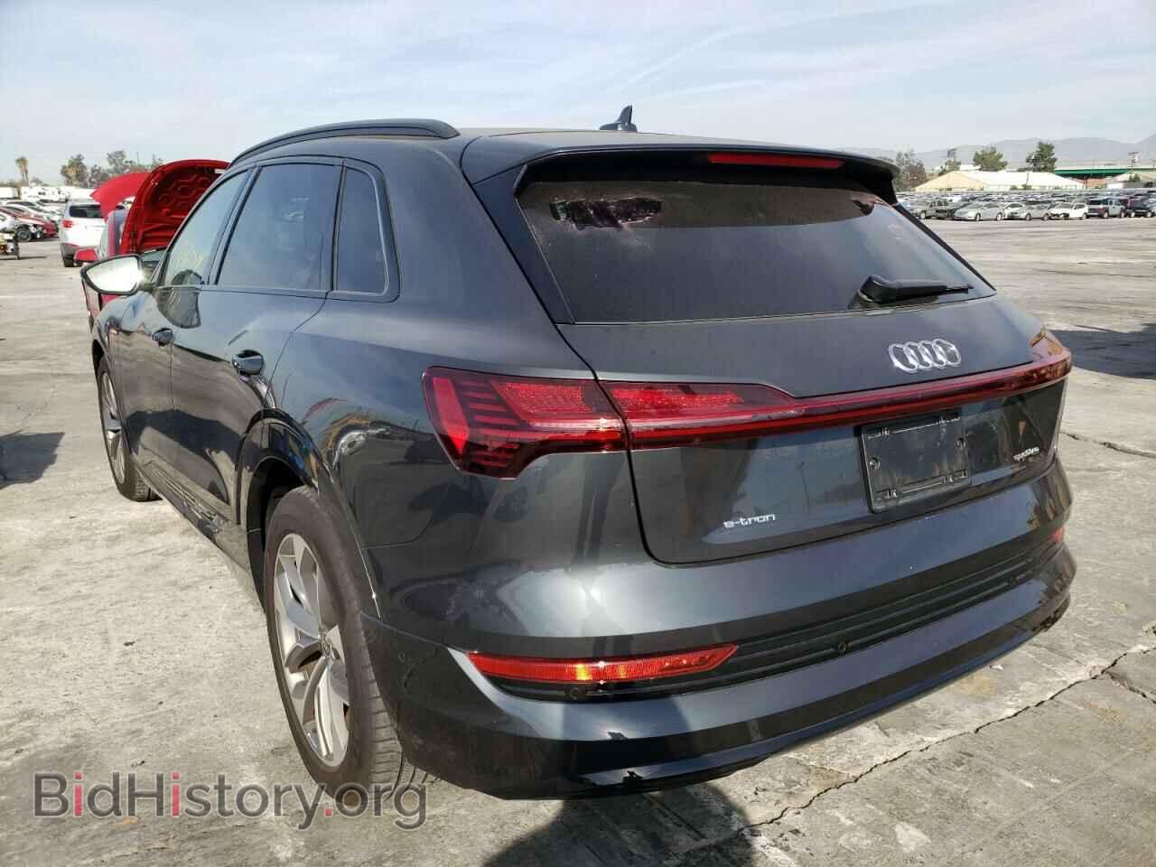 2021 AUDI E-TRON - VIN: WA1LAAGE6MB018511 - Фото 2