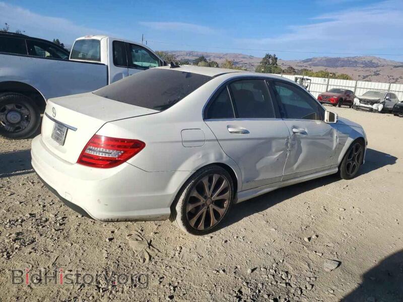 2012 Mercedes-Benz C-CLASS (VIN WDDGF4HB2CA641097) — фото 3 из 12