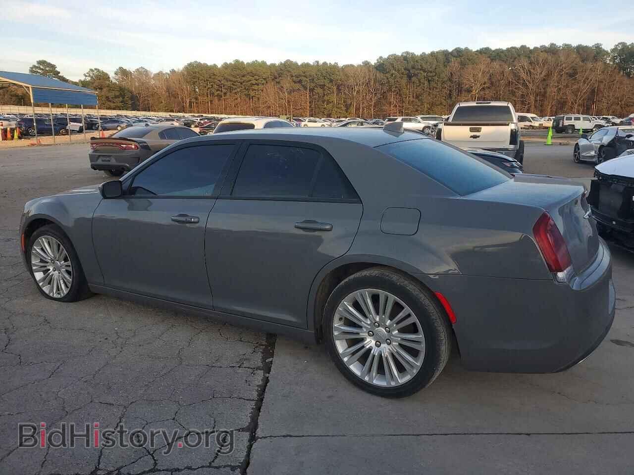 2019 CHRYSLER 300 - VIN: 2C3CCABG1KH617978 - Фото 2