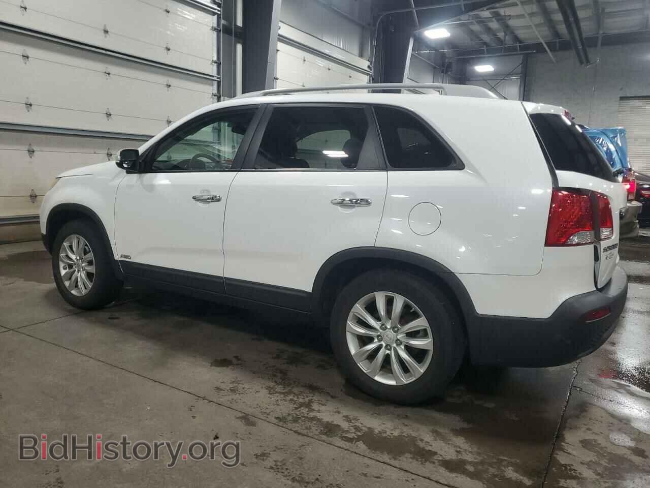 2011 KIA SORENTO - VIN: 5XYKTDA21BG096659 - Фото 2
