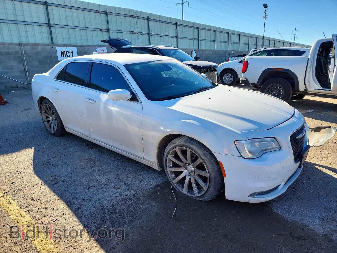 2016 Chrysler 300 (VIN 2C3CCAAG0GH321018) — photo 4 of 14