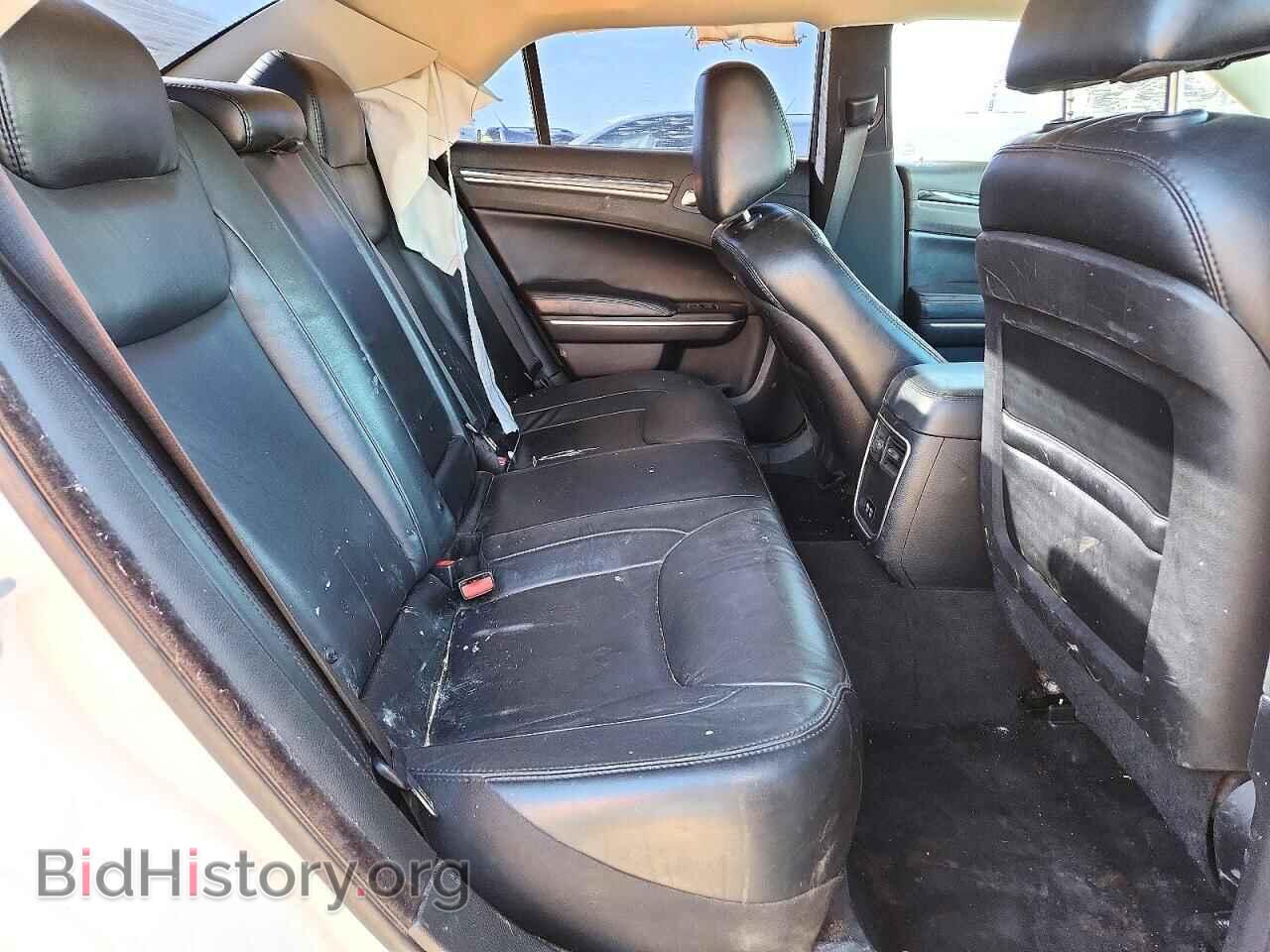 2016 Chrysler 300 (VIN 2C3CCAAG0GH321018) — photo 10 of 14