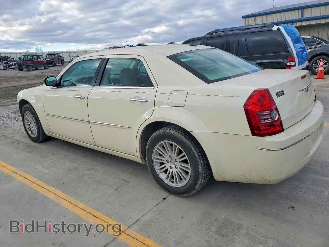 2010 CHRYSLER 300 - VIN: 2C3CA5CV8AH164550 - Фото 2
