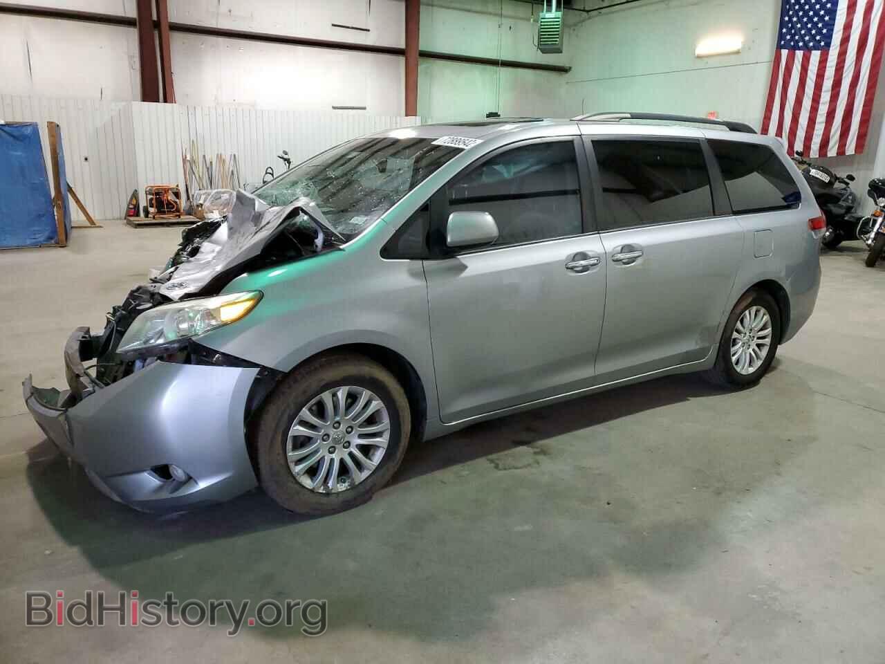 Photo 5TDYK3DC2BS090433 - TOYOTA SIENNA 2011