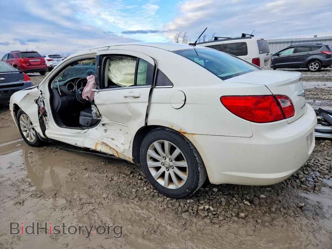 2010 CHRYSLER SEBRING - VIN: 1C3CC5FB8AN233725 - Фото 2