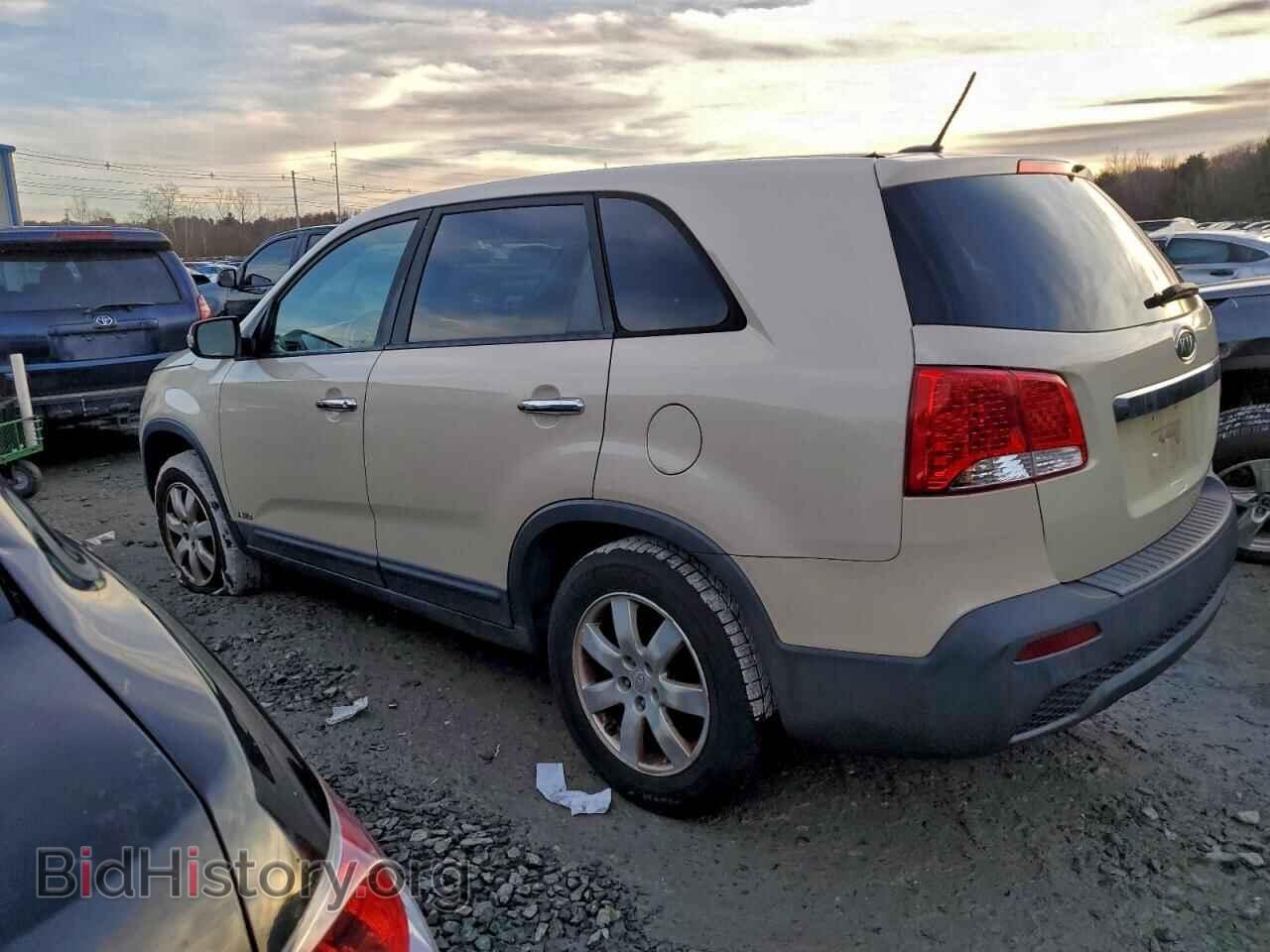 2011 KIA SORENTO - VIN: 5XYKTCA14BG128702 - Фото 2