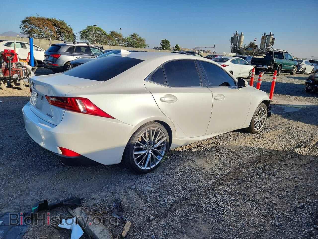 Report JTHBA1D2XG5017276 LEXUS IS 2016 WHITE GAS - price and damage history