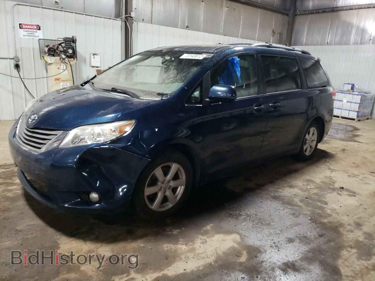 Photo 5TDYK3DC1BS171925 - TOYOTA SIENNA 2011
