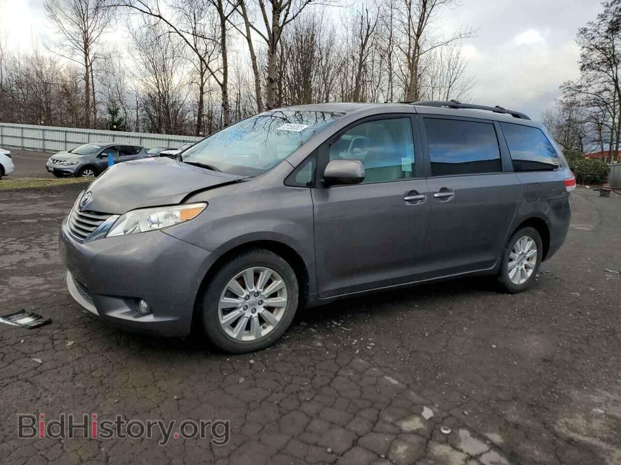 Photo 5TDDK3DCXBS029975 - TOYOTA SIENNA 2011