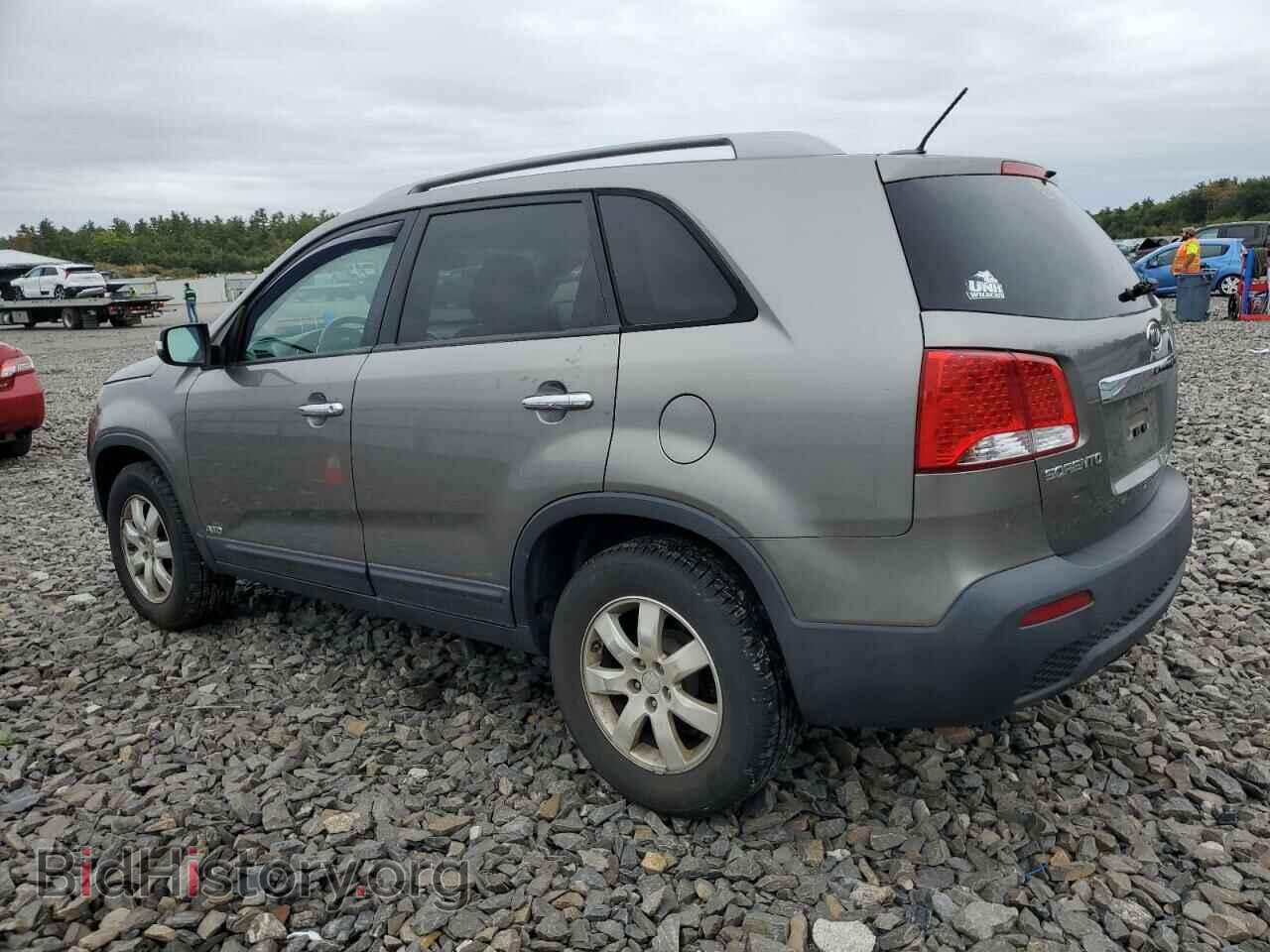 2011 KIA SORENTO - VIN: 5XYKTDA22BG169067 - Фото 2