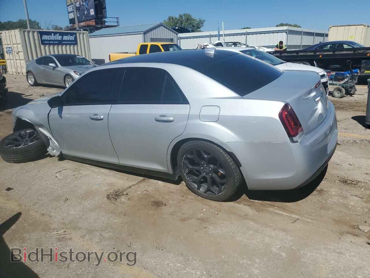 2019 CHRYSLER 300 - VIN: 2C3CCAAG1KH580464 - Фото 2