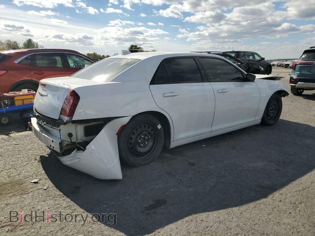 2019 CHRYSLER 300 - VIN: 2C3CCAAG2KH682887 - Фото 3