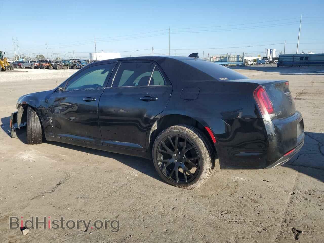 2019 CHRYSLER 300 - VIN: 2C3CCAAG4KH654539 - Фото 2