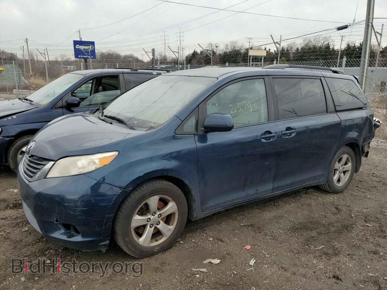 Photo 5TDKK3DC2BS080944 - TOYOTA SIENNA 2011