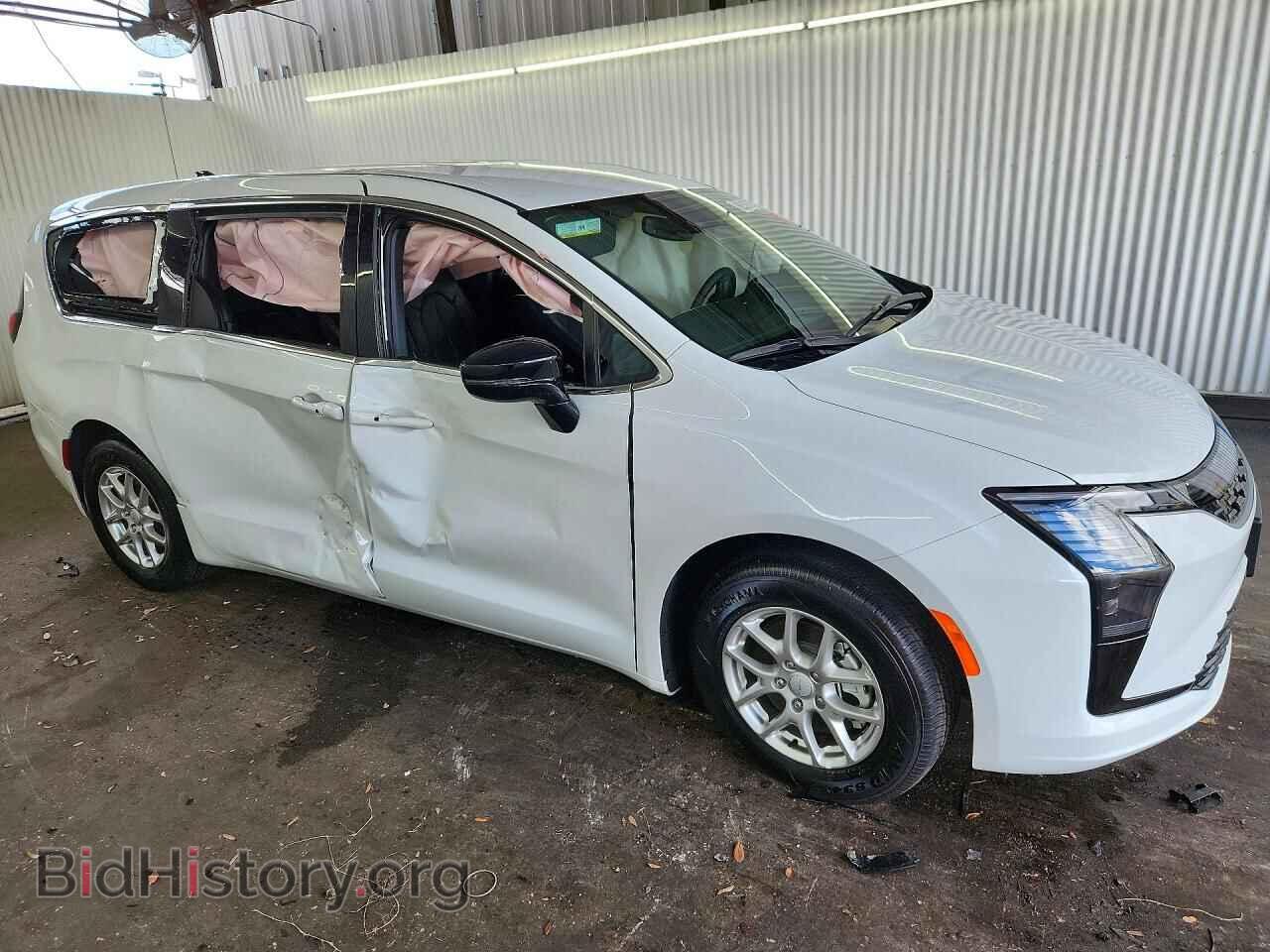 2027 Chrysler PACIFICA (VIN 2C4RC1BG2VR592643) — photo 4 of 13