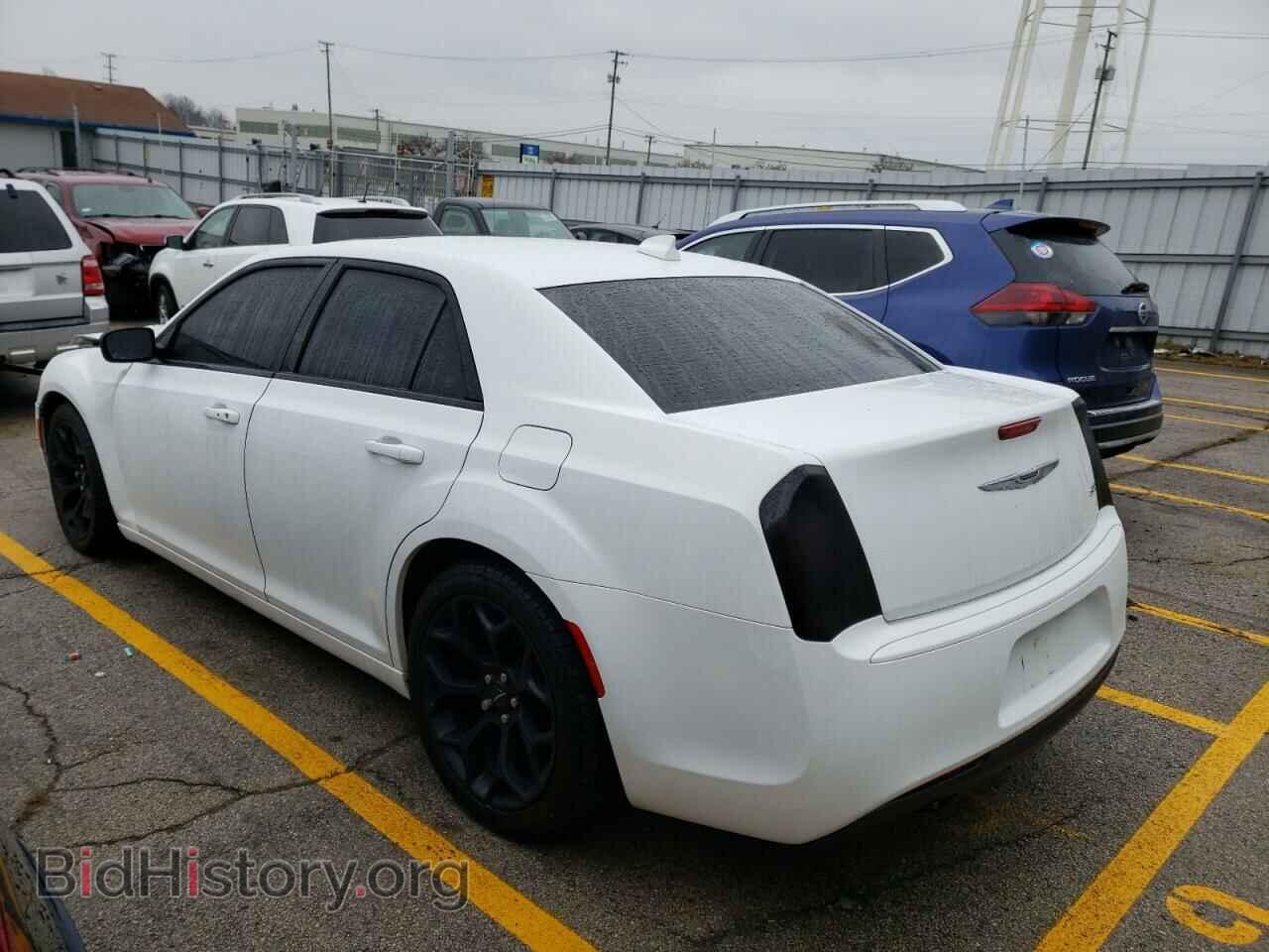 2019 CHRYSLER 300 - VIN: 2C3CCAAG2KH610006 - Фото 2