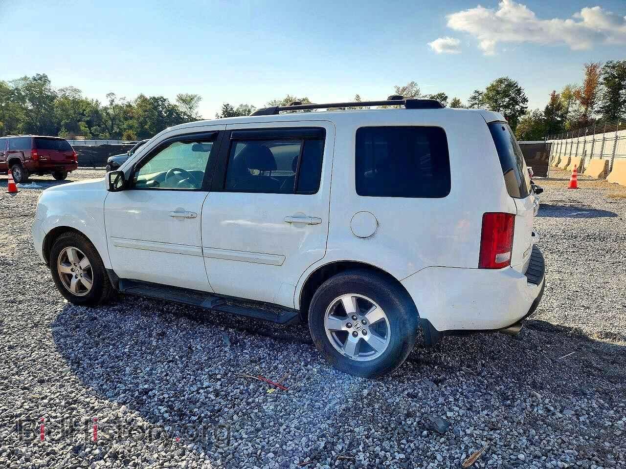 2011 HONDA PILOT - VIN: 5FNYF4H54BB085616 - Photo 2
