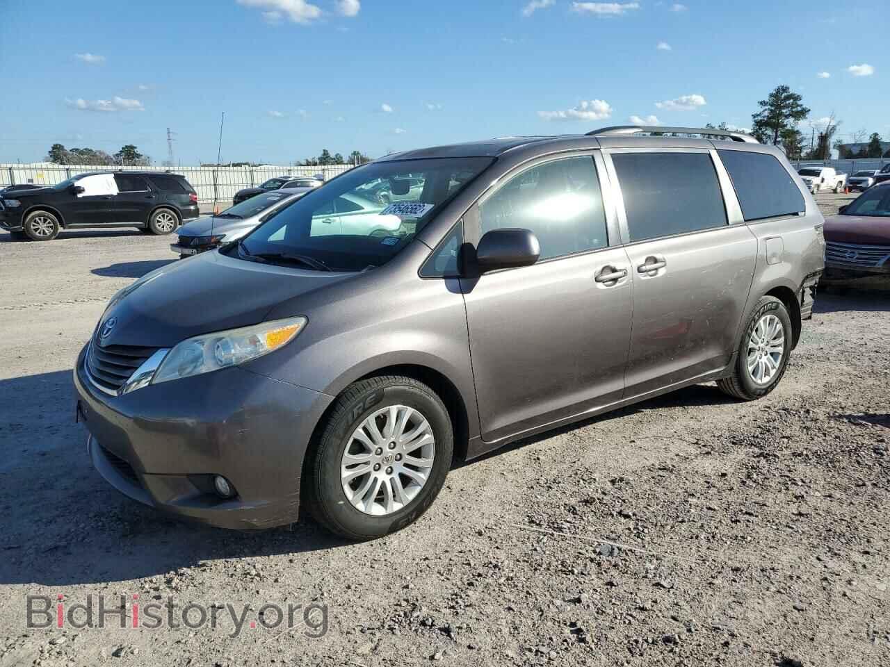Photo 5TDYK3DC7BS031345 - TOYOTA SIENNA 2011