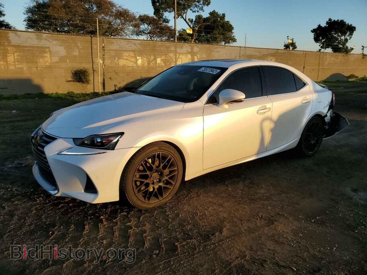 Photo JTHBA1D29H5042137 - LEXUS IS 2017