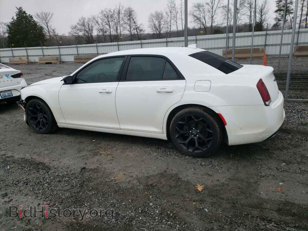 2019 CHRYSLER 300 - VIN: 2C3CCAAG4KH609939 - Фото 2
