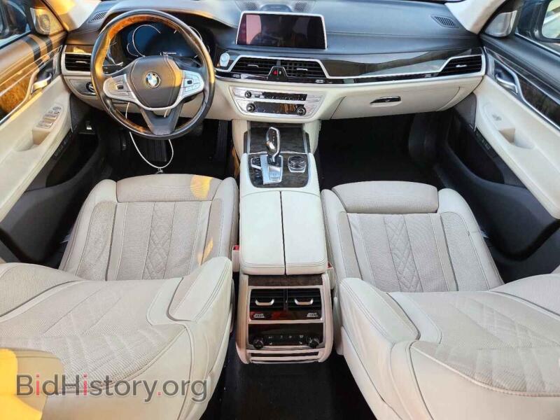 2017 BMW 7 SERIES (VIN WBA7F0C39HGM21749) — фото 8 из 12