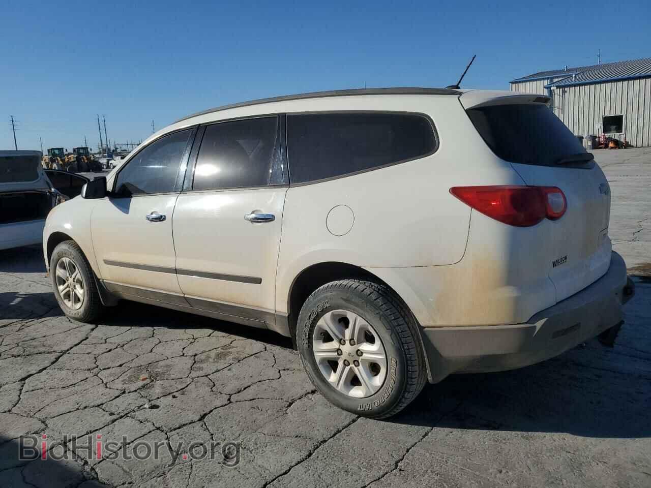 2011 CHEVROLET TRAVERSE - VIN: 1GNKRFED4BJ328815 - Фото 2