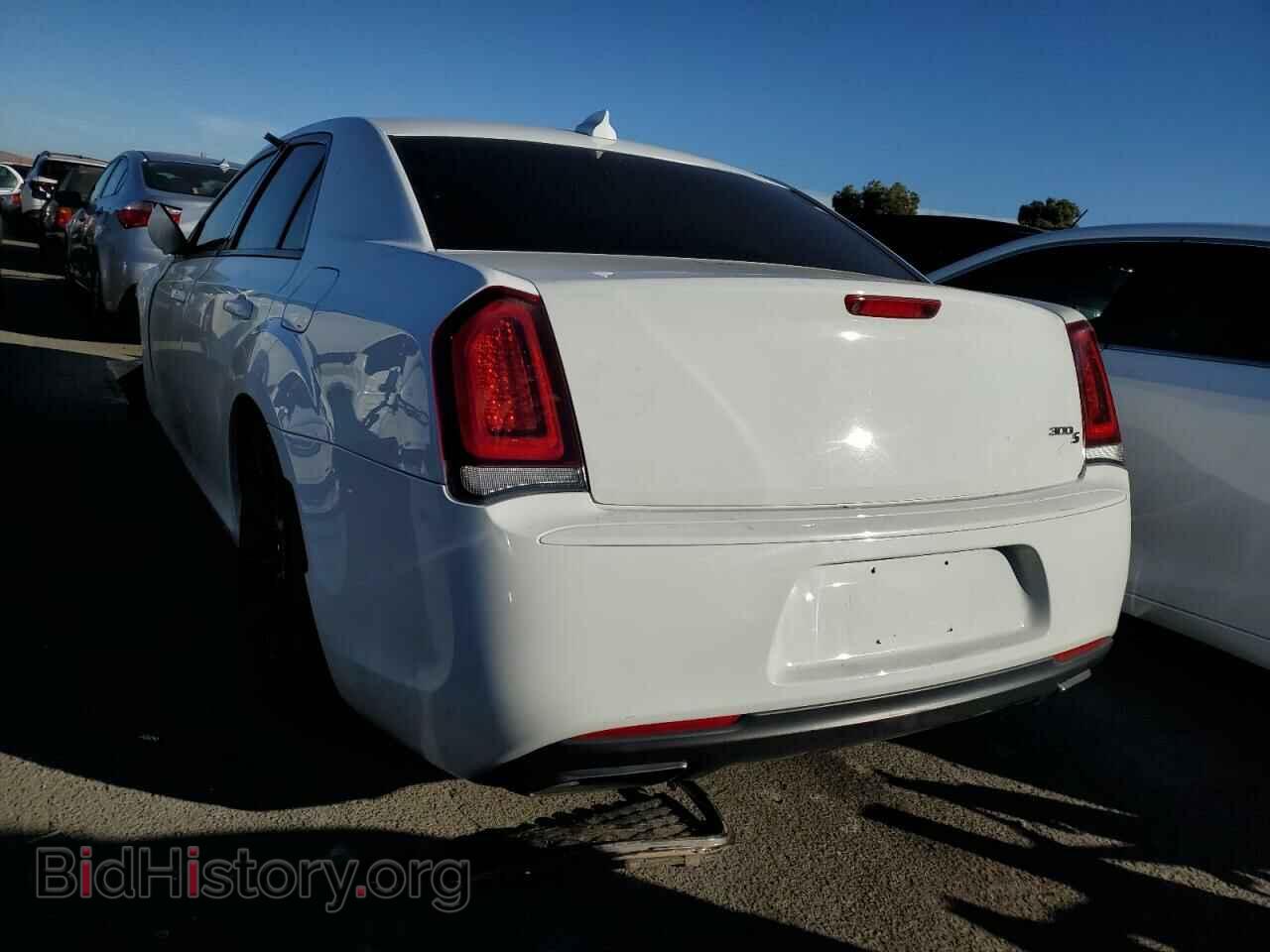 2019 CHRYSLER 300 - VIN: 2C3CCABG6KH562833 - Фото 2