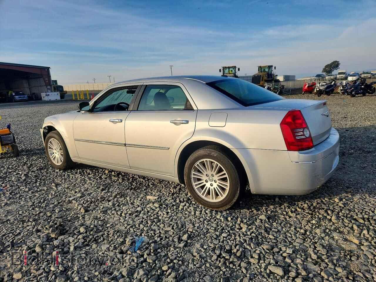 2010 CHRYSLER 300 - VIN: 2C3CA5CV2AH250016 - Фото 2