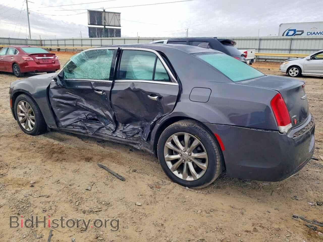 2019 CHRYSLER 300 - VIN: 2C3CCAKG0KH577960 - Фото 2