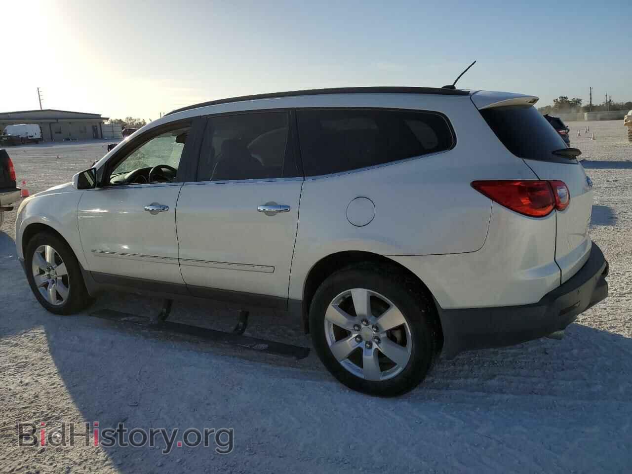 2012 CHEVROLET TRAVERSE - VIN: 1GNKRLED5CJ266082 - Фото 2